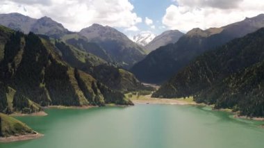 Tianchi 'de göl ve dağlar, xinjiang, Çin.
