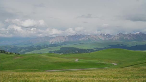 Bergstoppar Och Gräsmark Tidsförskjutning Fotografi Kalajun Gräsmark Xinjiang Kina — Stockvideo