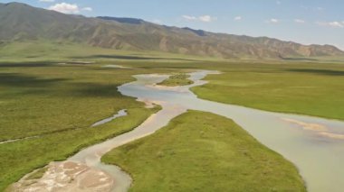 Bayinbuluke çayır manzarası. Bayinbuluke otlağındaki hava fotoğrafı, xinjiang, Çin.