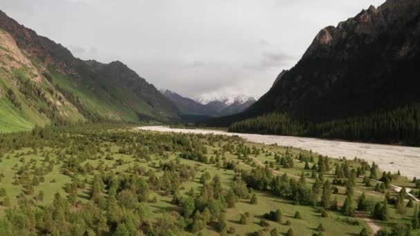 Rzeka Góry Białymi Chmurami Foto Podróże Xiate Xinjiang Chiny — Wideo stockowe