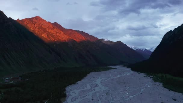 Río Montañas Atardecer Fotografía Aérea Xiate Xinjiang China — Vídeos de Stock