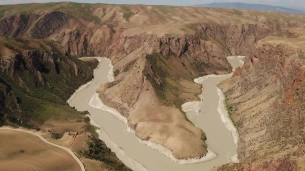 Grasland Und Fluss Einem Sonnigen Tag Luftaufnahme Der Kuokesu Schlucht — Stockvideo