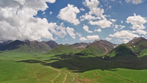 Величезні Степи Гори Гарний День Аерофотознімок Налатських Луках Ксиньцзян Чіна — стокове відео