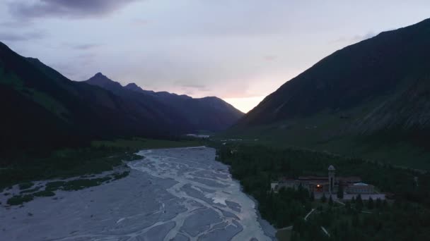 Montagne Alberi Una Giornata Nuvolosa Fotografia Aerea Xiate Xinjiang Cina — Video Stock