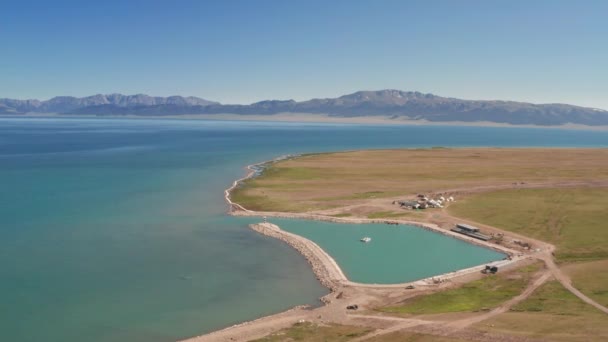 晴れた日には青い湖と山 Sayram Lake Xinjiang — ストック動画