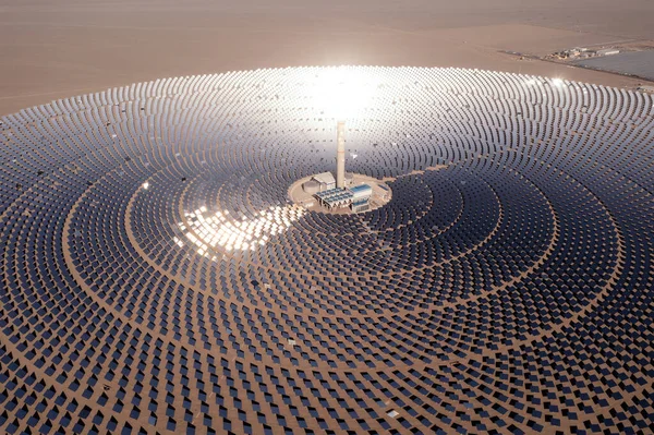 太陽光発電 太陽熱発電所 中国の敦煌で撮影 — ストック写真