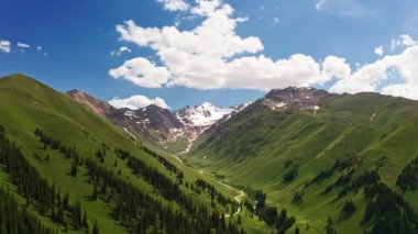 Nalati çayırları ve karlı dağlar güzel bir günde. Nalati otlağındaki hava fotoğrafı, xinjiang, Çin.