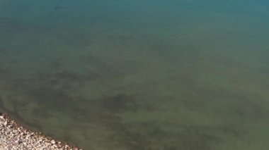 Güneşli bir günde göl ve deniz feneri. Sayram Gölü, Xinjiang, Çin 'de hava fotoğrafçılığı.