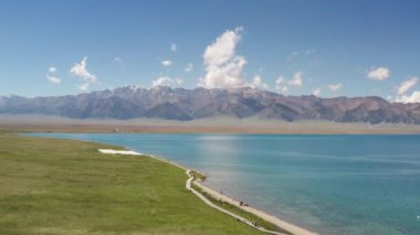 Güneşli bir günde göl ve çayırlar. Sayram Gölü, Xinjiang, Çin 'de hava fotoğrafçılığı.