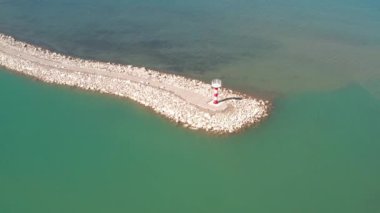 Güneşli bir günde göl ve deniz feneri. Sayram Gölü, Xinjiang, Çin 'de hava fotoğrafçılığı.