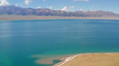 Güneşli bir günde göl ve dağlar. Sayram Gölü, Xinjiang, Çin 'de hava fotoğrafçılığı.