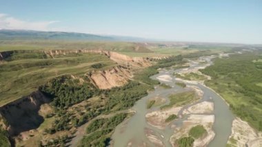 Bulutlu bir günde çayır ve nehir. Türk şehrinde hava fotoğrafı, xinjiang, Çin.