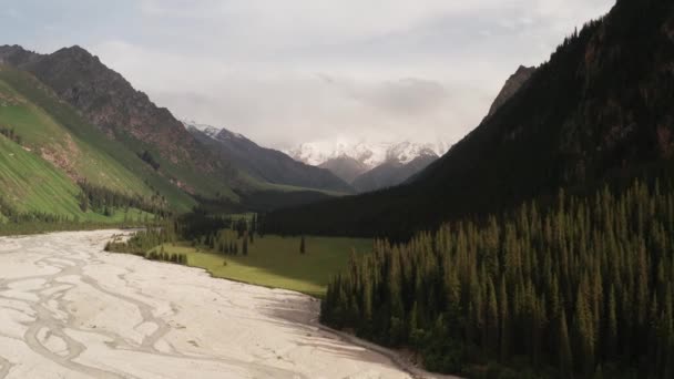 Montañas Árboles Atardecer Fotografía Aérea Xiate Xinjiang China — Vídeos de Stock