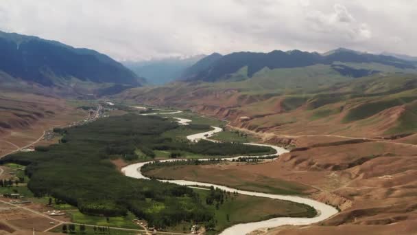 Bergtoppen Grasland Liggen Onder Witte Wolken Luchtfoto Kuokesu Kloof Xinjiang — Stockvideo