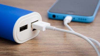 Powerbank ahşap tablo üzerinden bir akıllı telefon şarj