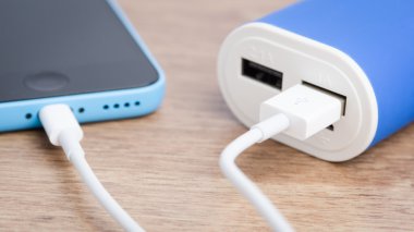 Powerbank ahşap tablo üzerinden bir akıllı telefon şarj