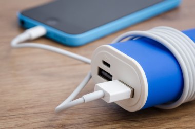 Powerbank ahşap tablo üzerinden bir akıllı telefon şarj