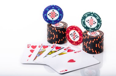 Royal Flush yığılmış poker fişleri ile