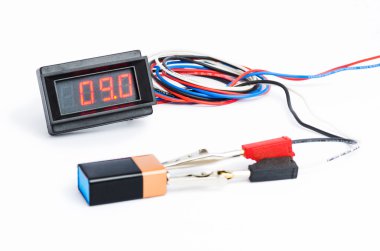 Pil dijital voltmetre ile test