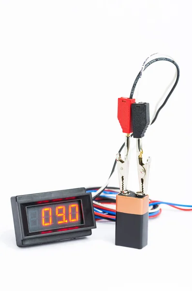 Digitális voltmérő vizsgálati akkumulátor — Stock Fotó