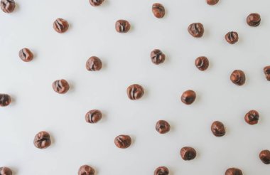 Beyaz ahşap arka planda kestanelerin üst görünümü.