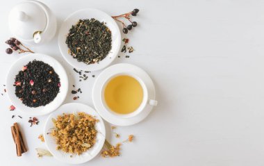 Kopya alanı olan beyaz ahşap arkaplan üzerine çay kompozisyonu.