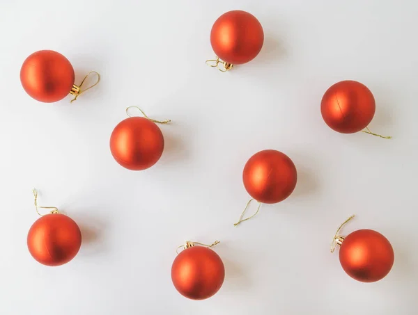 Beyaz arka planda kırmızı Noel oyuncakları. Yeni yıl ya da Noel geçmişi.