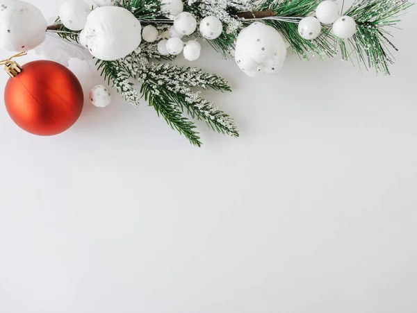 白い背景にモミの枝や装飾が施されたクリスマスレッドのおもちゃ クリスマス 祝日のコンセプト ロイヤリティフリーのストック画像