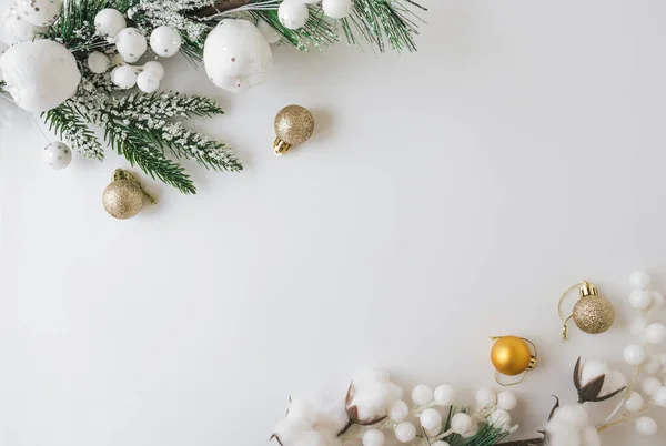 白い木製の背景にコピースペースとクリスマスの装飾 休日のコンセプト ロイヤリティフリーのストック写真