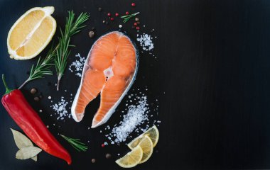 Sağında fotokopi alanı olan koyu ahşap arka planda baharatlı lezzetli somon bifteği..