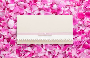 Pembe gül yaprakları üzerinde güzel bir zarf manzarası.