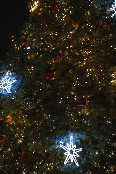 Geceleyin yılbaşı ışıkları