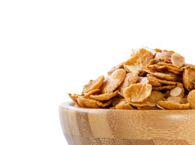 Mısır gevreği ya da tahıl gevreği tahılları tahıl kabında sağlıklı kahvaltı için beyaz arka planda. Bu resim kırpma yolunu içerir.