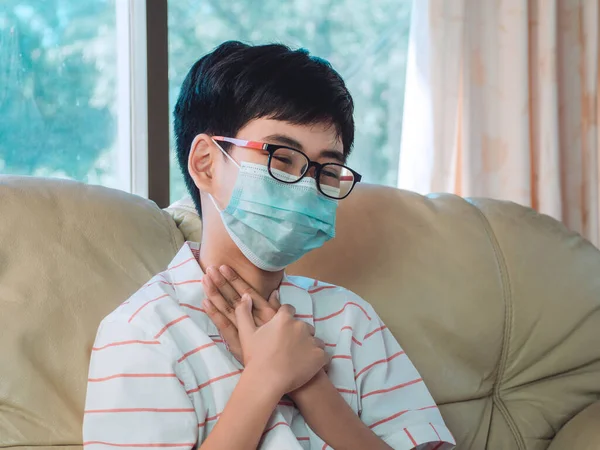 Μικρό Άρρωστο Αγόρι Πάρει Πονόλαιμο Πνιγμό Δεν Μπορεί Αναπνεύσει Δυστυχισμένο — Φωτογραφία Αρχείου