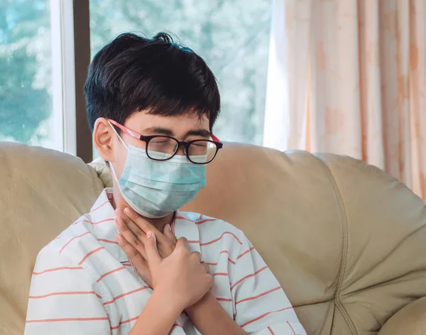 Μικρό Άρρωστο Αγόρι Πάρει Πονόλαιμο Πνιγμό Δεν Μπορεί Αναπνεύσει Δυστυχισμένο — Φωτογραφία Αρχείου