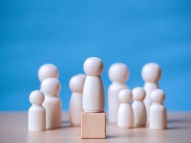 Tahta blokta duran tahta figür nüfuz, güç ve kalabalığa ilham için liderlik etmekten bahsediyor. Etkili lider, lider takım ve başarılı yarışma kazananı konsepti.