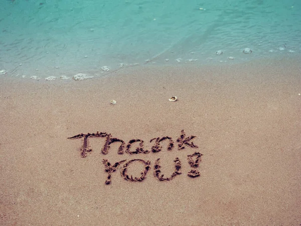 Dziękuję Słowa Napisane Lub Narysowane Czystym Piasku Plaży Błękitnym Niebem — Zdjęcie stockowe