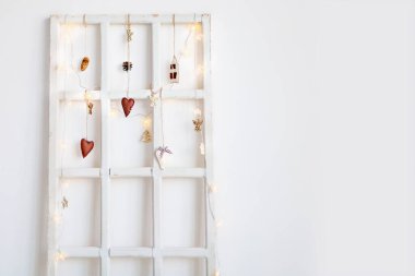 Beyaz ahşap çerçeveli Noel süslemesi