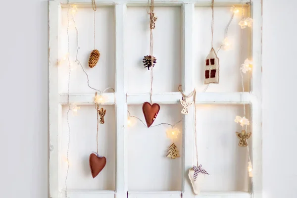 Composición decorativa navideña sobre un marco de madera blanco — Foto de Stock