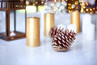 Beyaz ahşap zeminde bir kozalak.