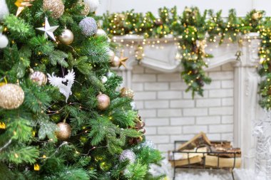 Noel ağacı oyuncaklarla süslenmiş oturma odasında duruyor.