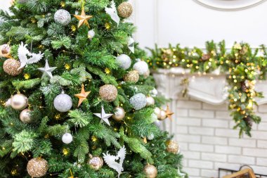 Noel ağacı oyuncaklarla süslenmiş oturma odasında duruyor.