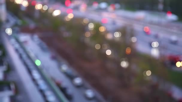 Stadtautobahn in der Dämmerung. Verschwommener defokussierter Bokeh-Hintergrund — Stockvideo