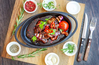 Fırında domatesli kızarmış et ve tatlı soslu soğan.