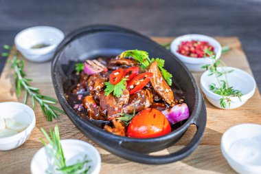 Fırında domatesli kızarmış et ve tatlı soslu soğan.