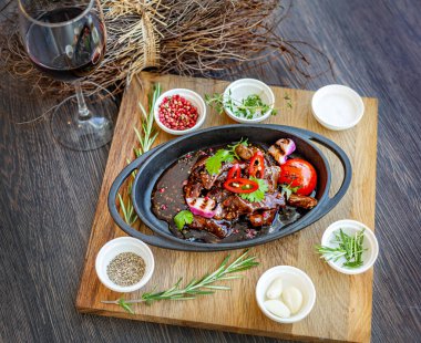 Fırında domatesli kızarmış et ve tatlı soslu soğan.