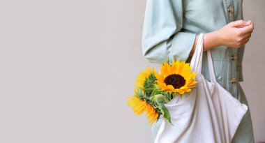 Eko-doğal ayçiçekli tekrar kullanılabilir çanta, kolunda asılı