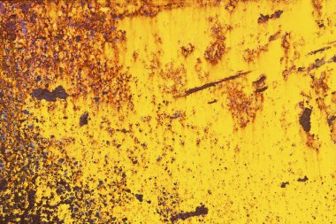 Sarı ve kırmızı renklerle paslı metal