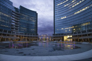 Çeşme ve gökdelenler