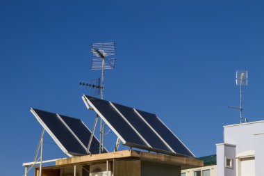 Antenler ve güneş panelleri